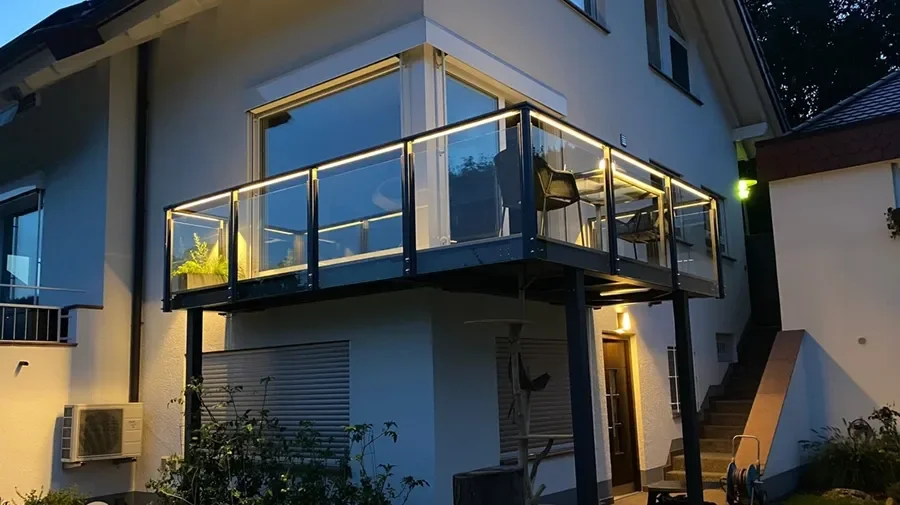 LED-Beleuchtung am Balkongeländer